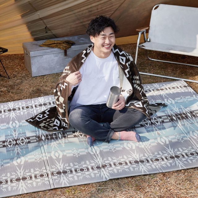 スーパSALE10倍&4時間限定10%OFF アウトドアマット キャンプ マット レジャーマット 折りたたみ コンパクト収納 水拭きOK 撥水 両面 リバーシブル 118×176cm