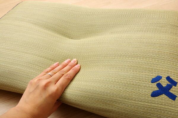 い草 枕/ピロー くぼみ平枕 約50×30cm 中材:低反発ウレタンチップ おとこの枕 抗菌防臭 消臭機能 〔ベッドルーム 寝室〕代引NG 寝具 枕・抱き枕 枕