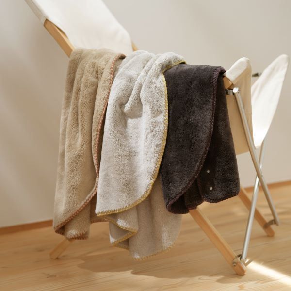 スーパSALE10倍&4時間限定10%OFF ひざ掛け 約90×90cm ベージュ 吸湿発熱機能 ボタン付き もこもこあったか リビング インテリア雑貨 生活雑貨