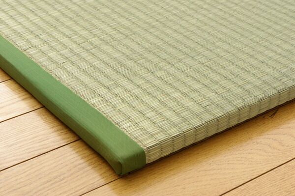 い草 ユニット畳/置き畳 【88×88×2.2cm 2枚1セット】 不織布 防滑 抗菌 防臭 調湿 消臭 〔リビング ダイニング〕【代引NG】