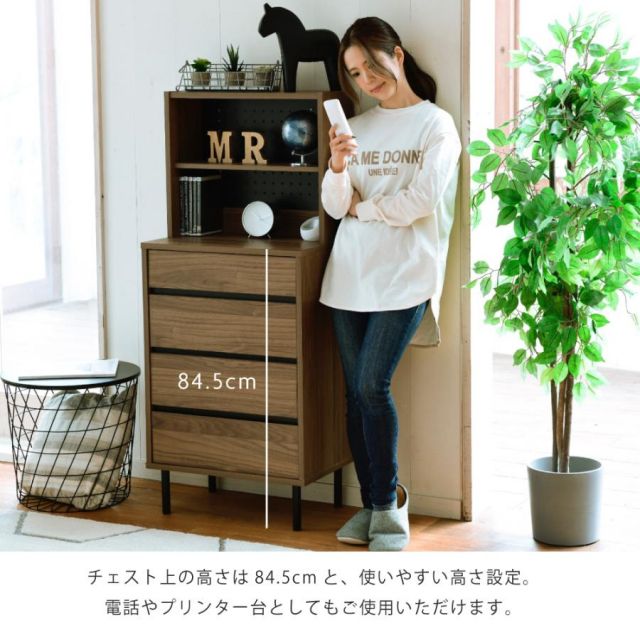 スーパSALE10倍＆4時間限定10％OFF サイドボード スリム 飾り棚付きチェスト コンセント付きチェスト ラック付き 木製 4段 北欧 ブラック ブラウン 引き出し 脚付き 黒 幅55.5 奥行35.5 薄型 収納 MI