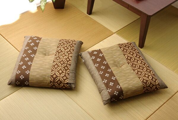 和柄 座布団 エンジ 2枚組 側サイズ 約55×59cm 製品サイズ 約52×56cm 綿100％ 日本製 ポリ綿 〔リビング 居間 店舗〕代引NG クッション・座布団 クッション
