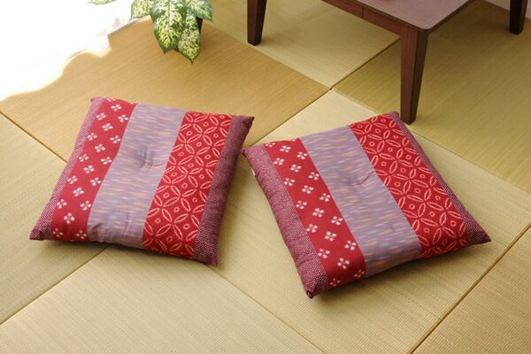 和柄 座布団 エンジ 2枚組 側サイズ 約55×59cm 製品サイズ 約52×56cm 綿100％ 日本製 ポリ綿 〔リビング 居間 店舗〕代引NG クッション・座布団 クッション