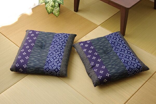 和柄 座布団 エンジ 2枚組 側サイズ 約55×59cm 製品サイズ 約52×56cm 綿100％ 日本製 ポリ綿 〔リビング 居間 店舗〕代引NG クッション・座布団 クッション