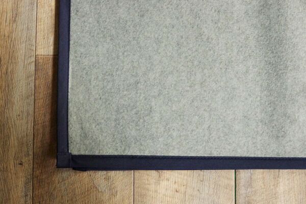 い草 ラグマット/絨毯 コンパクト ブラウン 約135×180cm 折りたたみ 防傷 不織布 裏貼り加工 消臭 調湿機能付 〔リビング〕代引NG