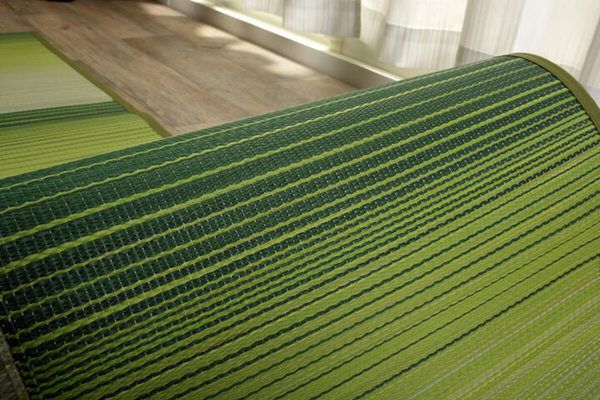 い草 ラグマット/絨毯 コンパクト ブラウン 約135×180cm 折りたたみ 防傷 不織布 裏貼り加工 消臭 調湿機能付 〔リビング〕代引NG