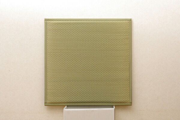 日本製 い草 ユニット畳/置き畳 【82×82×2.3cm 4枚 ナチュラル2枚 ブラック2枚】 中材：低反発ウレタン＋フェルト 遮音 対騒音【代引NG】